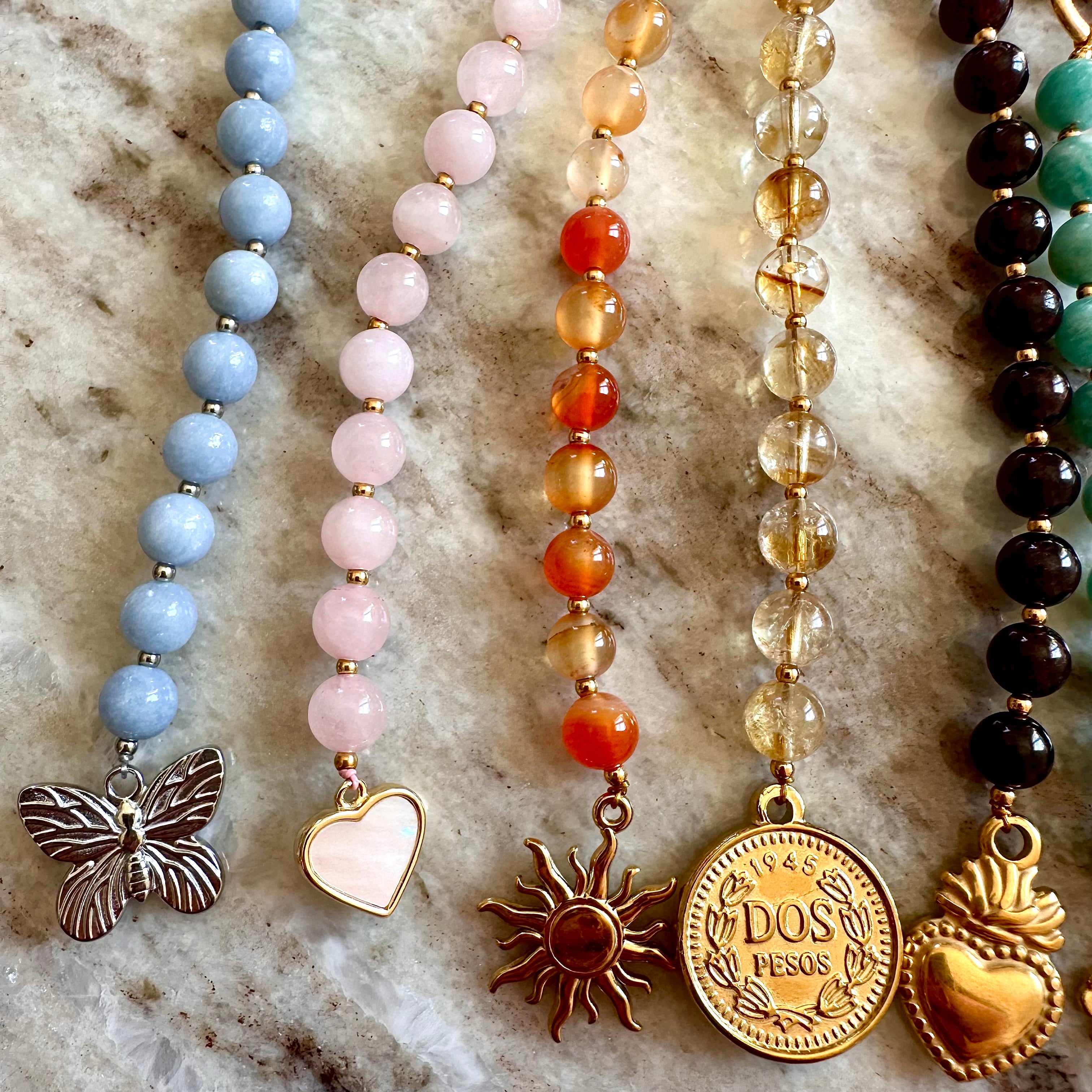 Ligne de perles naturelles et charms au choix
