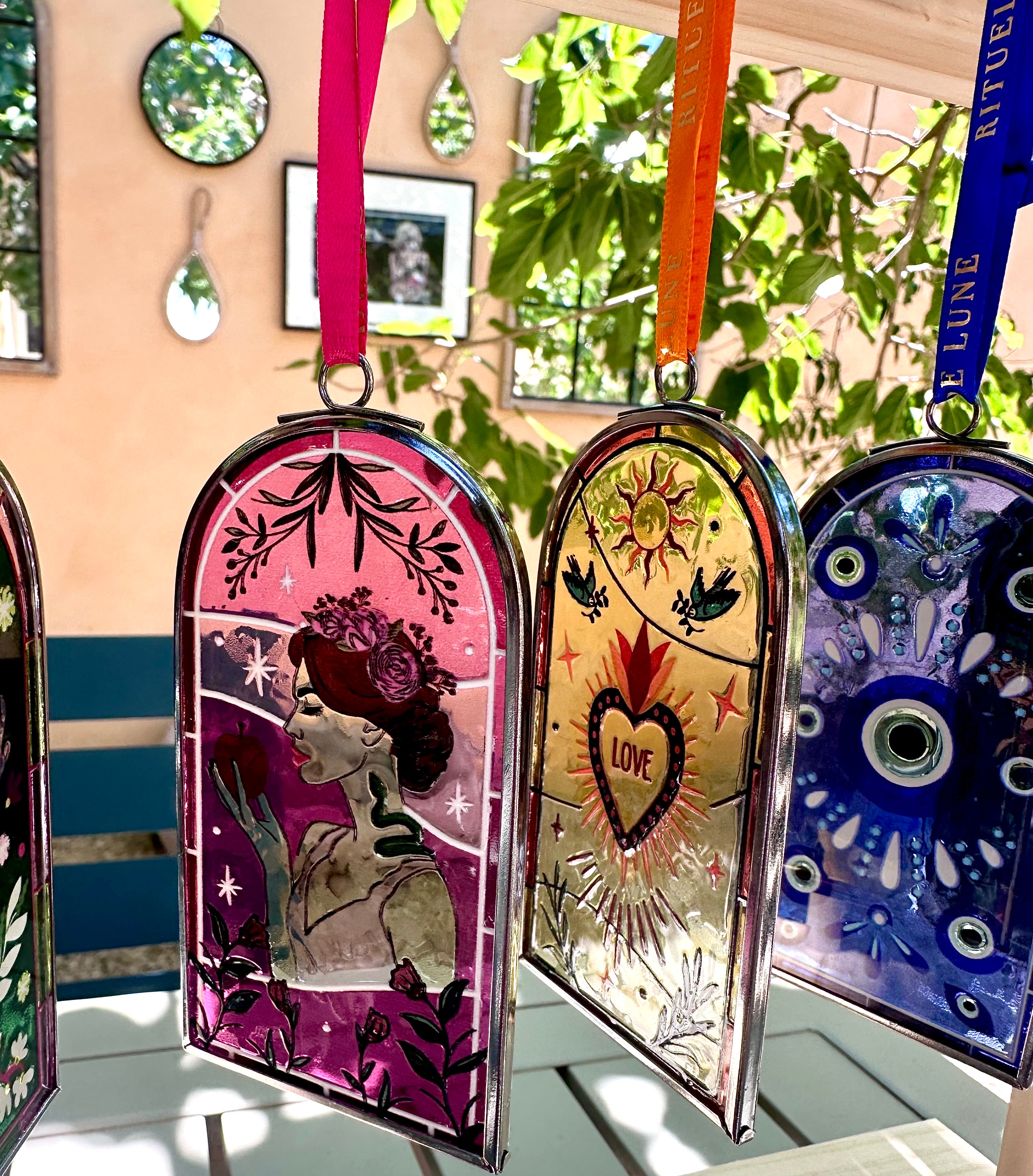 Vitrail Lueur Suspendue – Ex-Voto pour Réaliser un Vœu