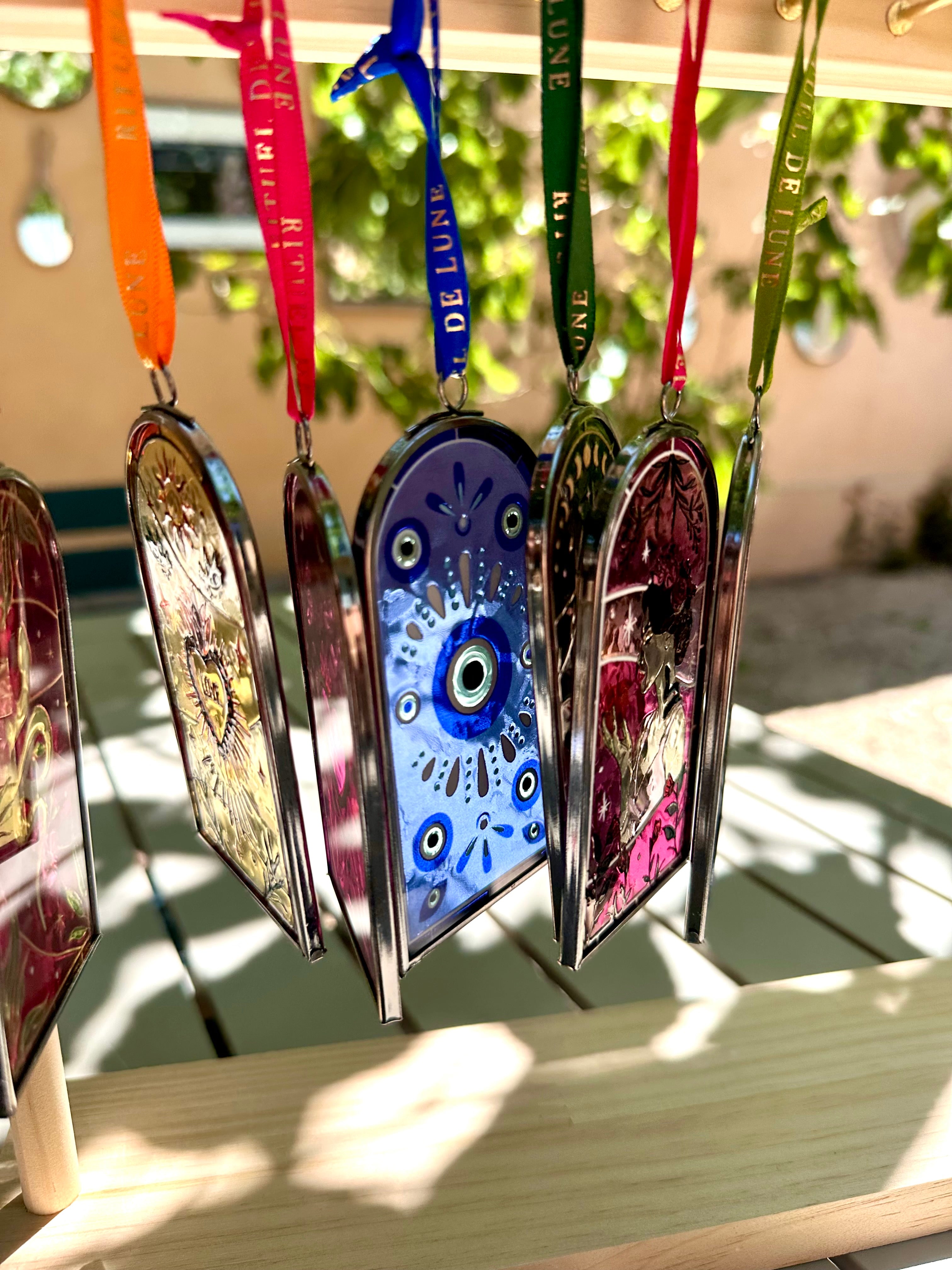 Vitrail Lueur Suspendue – Ex-Voto pour Réaliser un Vœu