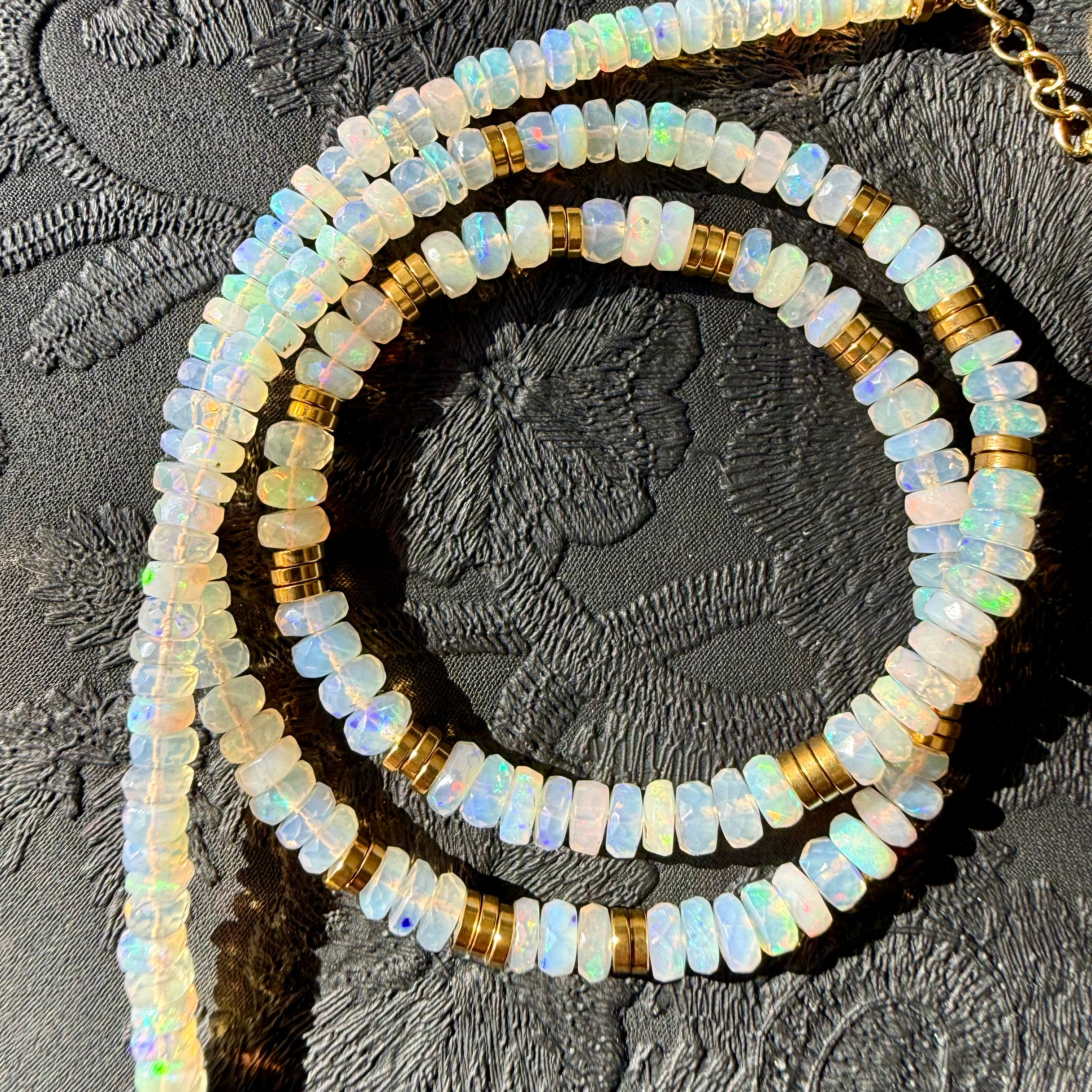 Collier d’exception en perles d’opale naturelles de qualité AAA