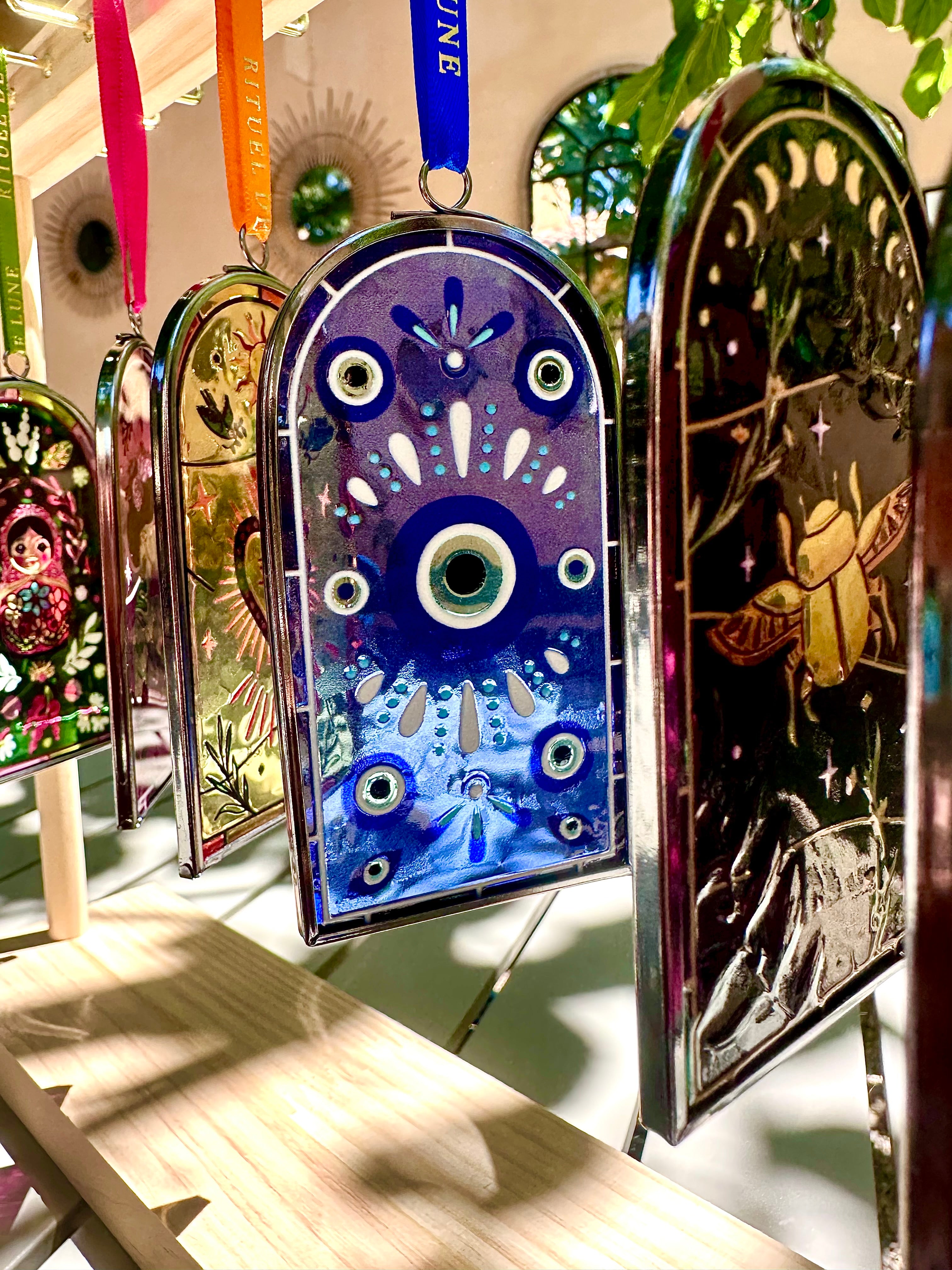 Vitrail Lueur Suspendue – Ex-Voto pour Réaliser un Vœu