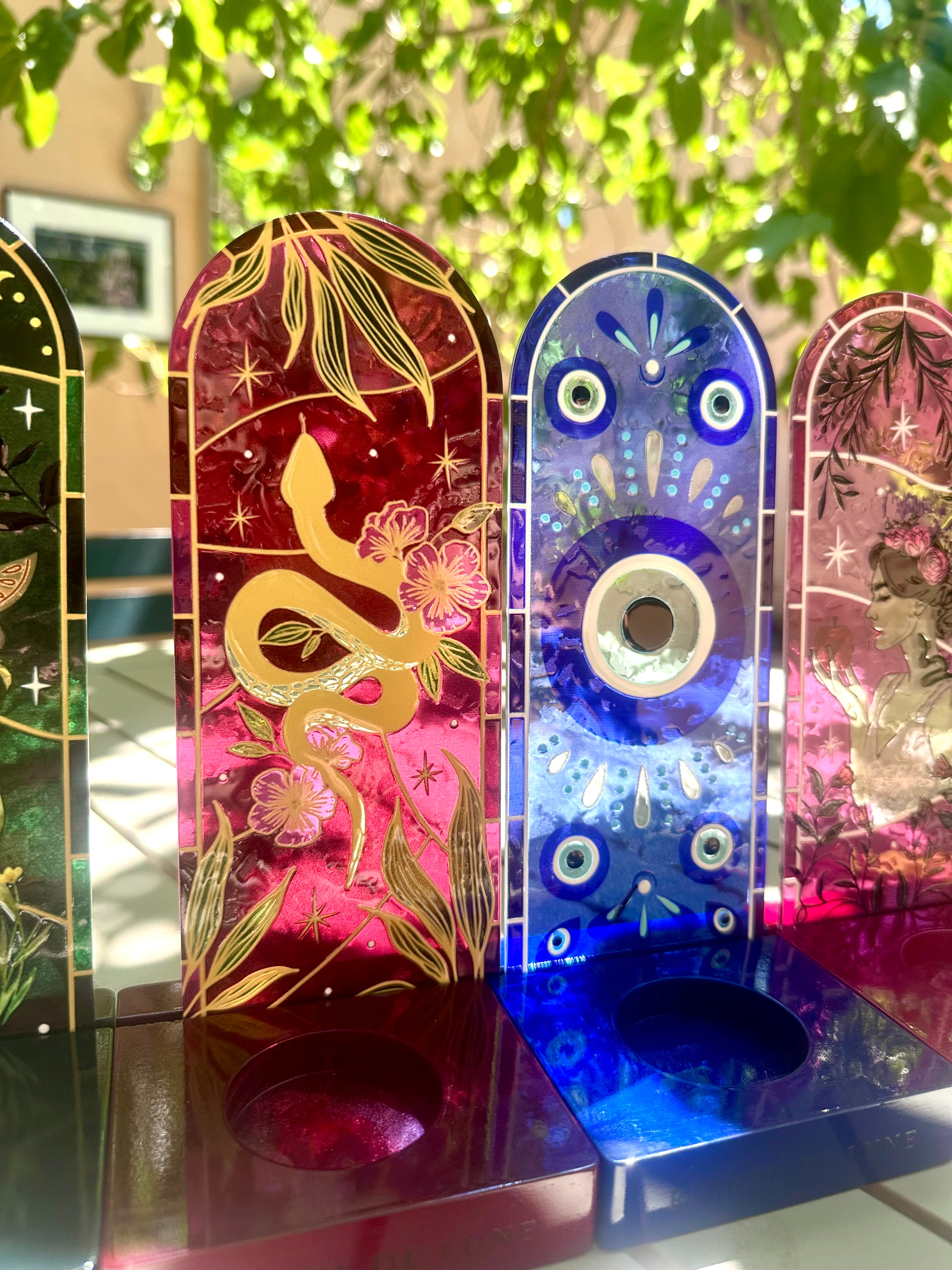 Vitrail, Autel à Intention – Le Serpent pour la Protection