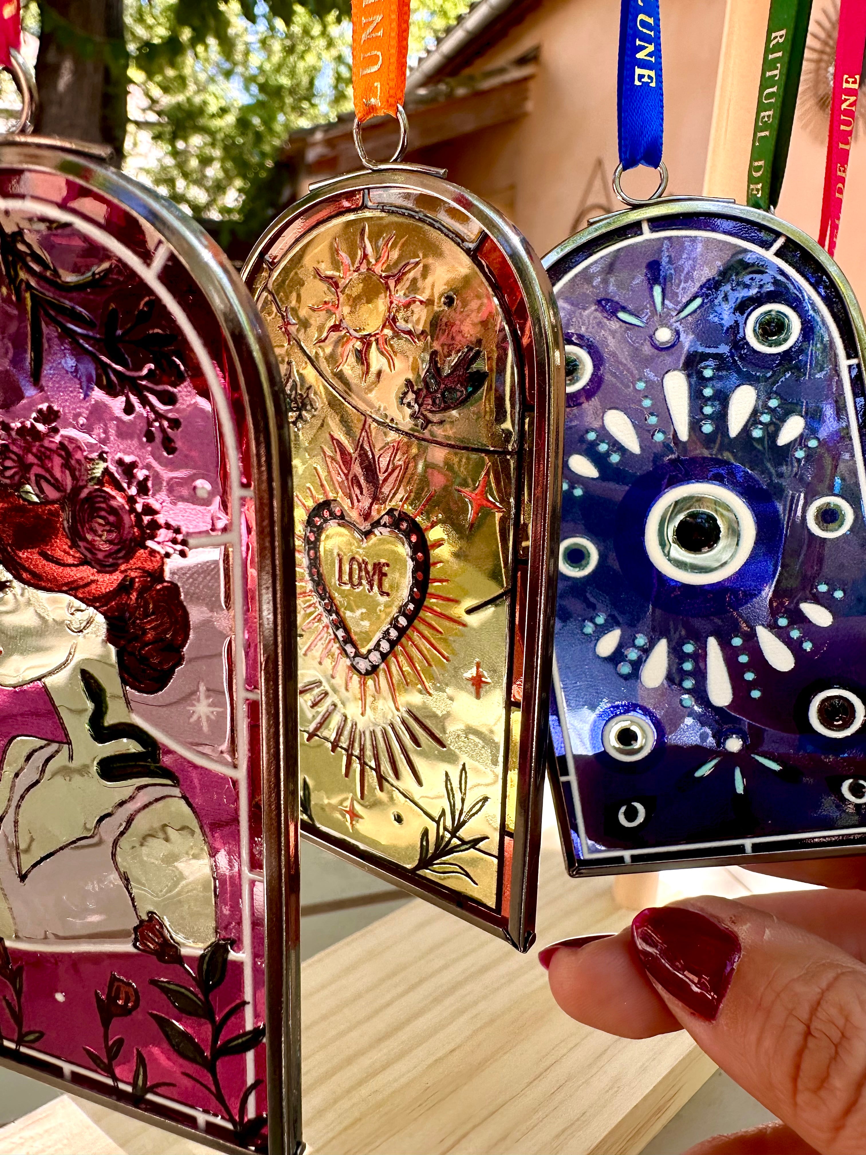 Vitrail Lueur Suspendue – Ex-Voto pour Réaliser un Vœu