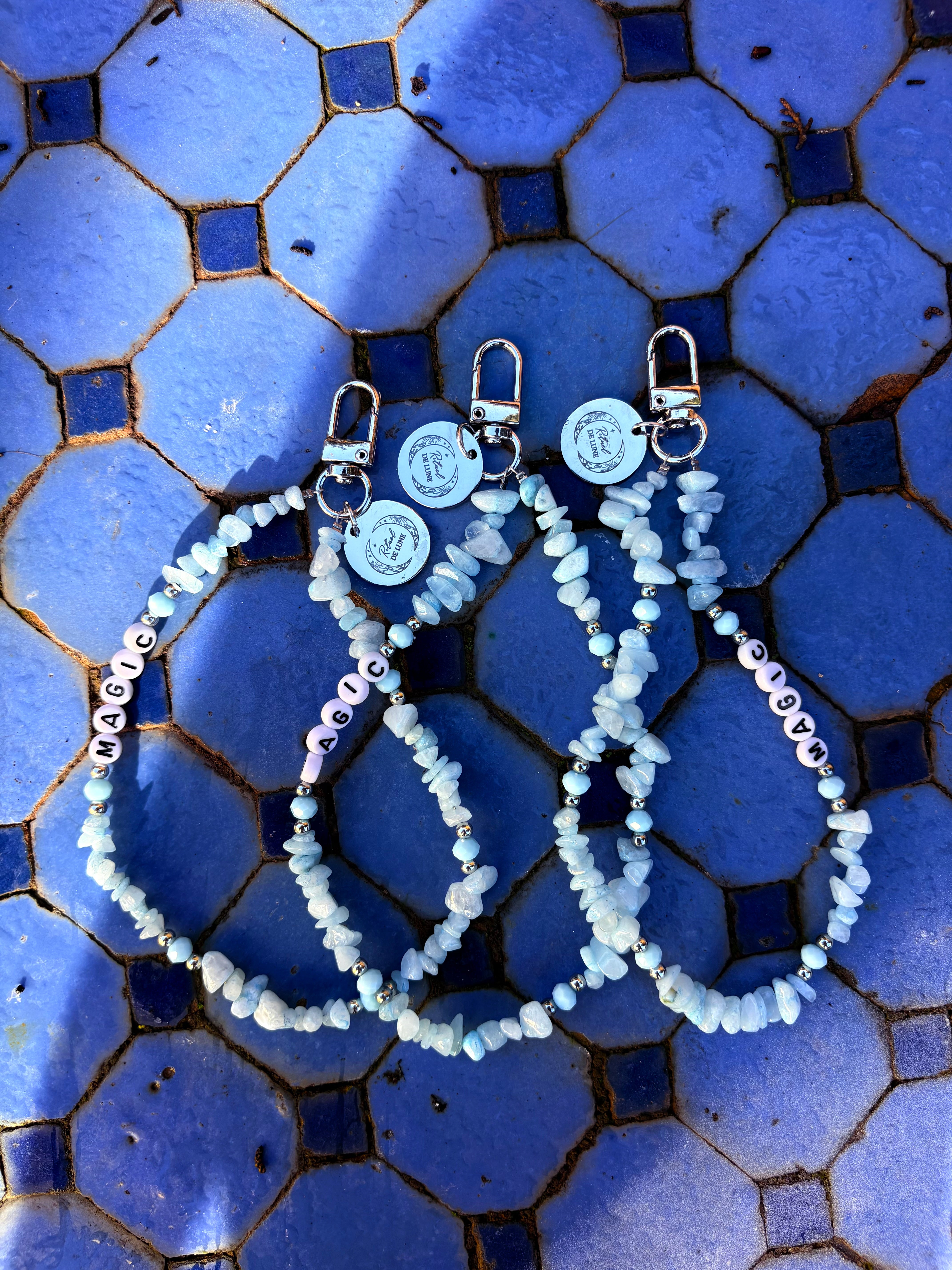 Tour de perles amazonite et mot magic à clip