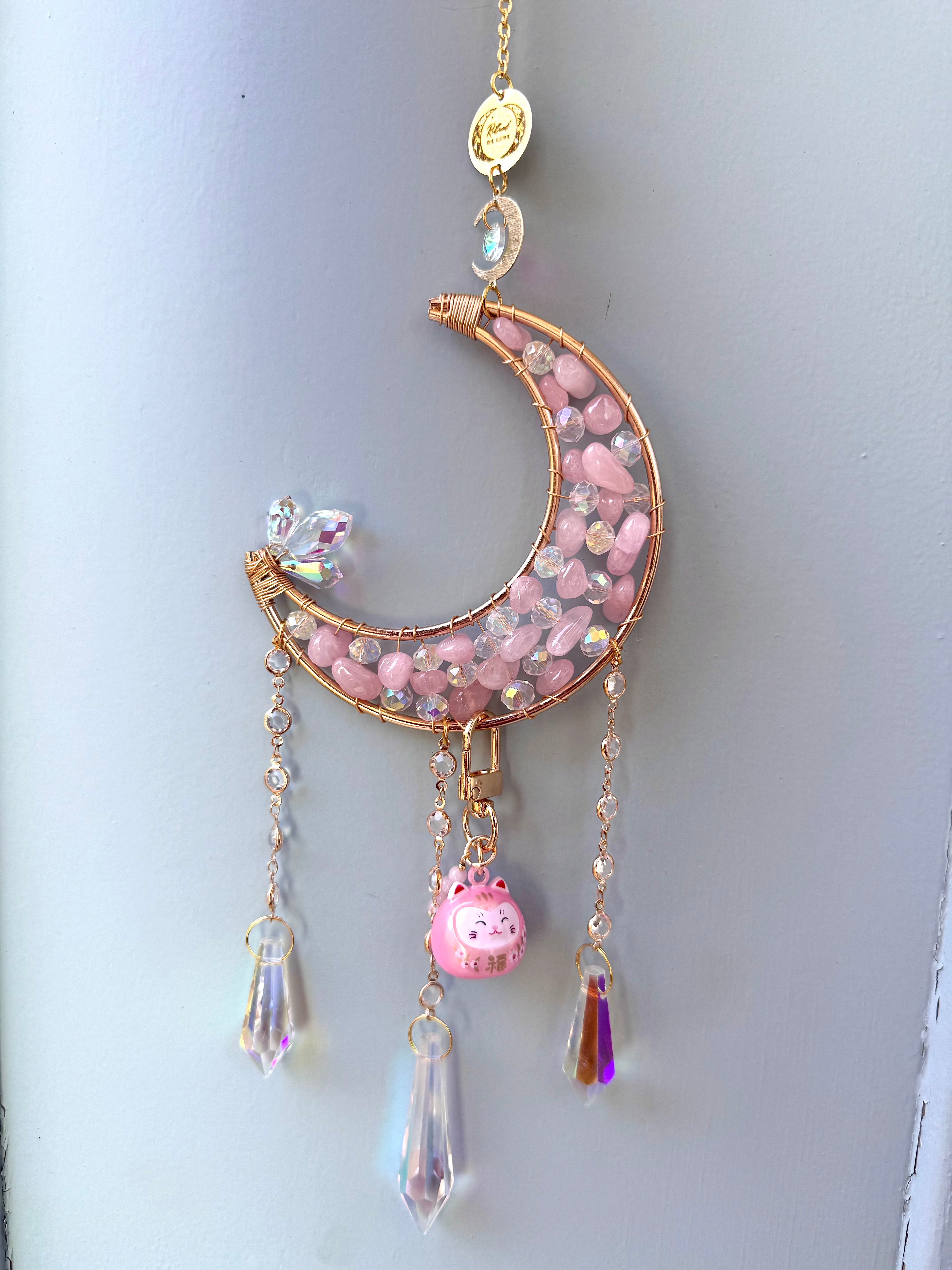 suncatcher lune en quartz rose et cristal de roche avec petit chat maneki porte bonheur
