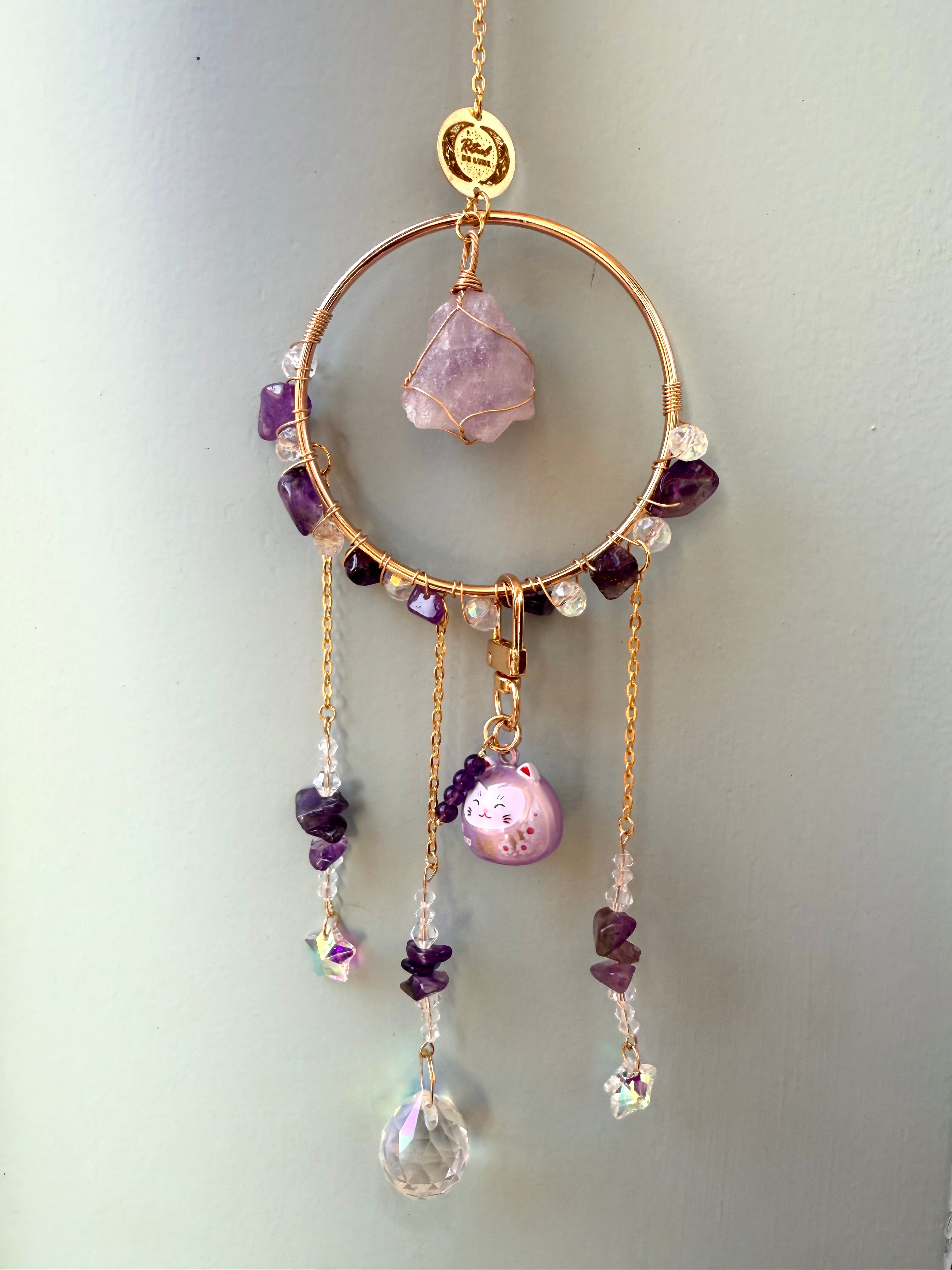 Suncatcher Cercle Améthyste & Améthyste Brute avec petit chat maneki porte bonheur