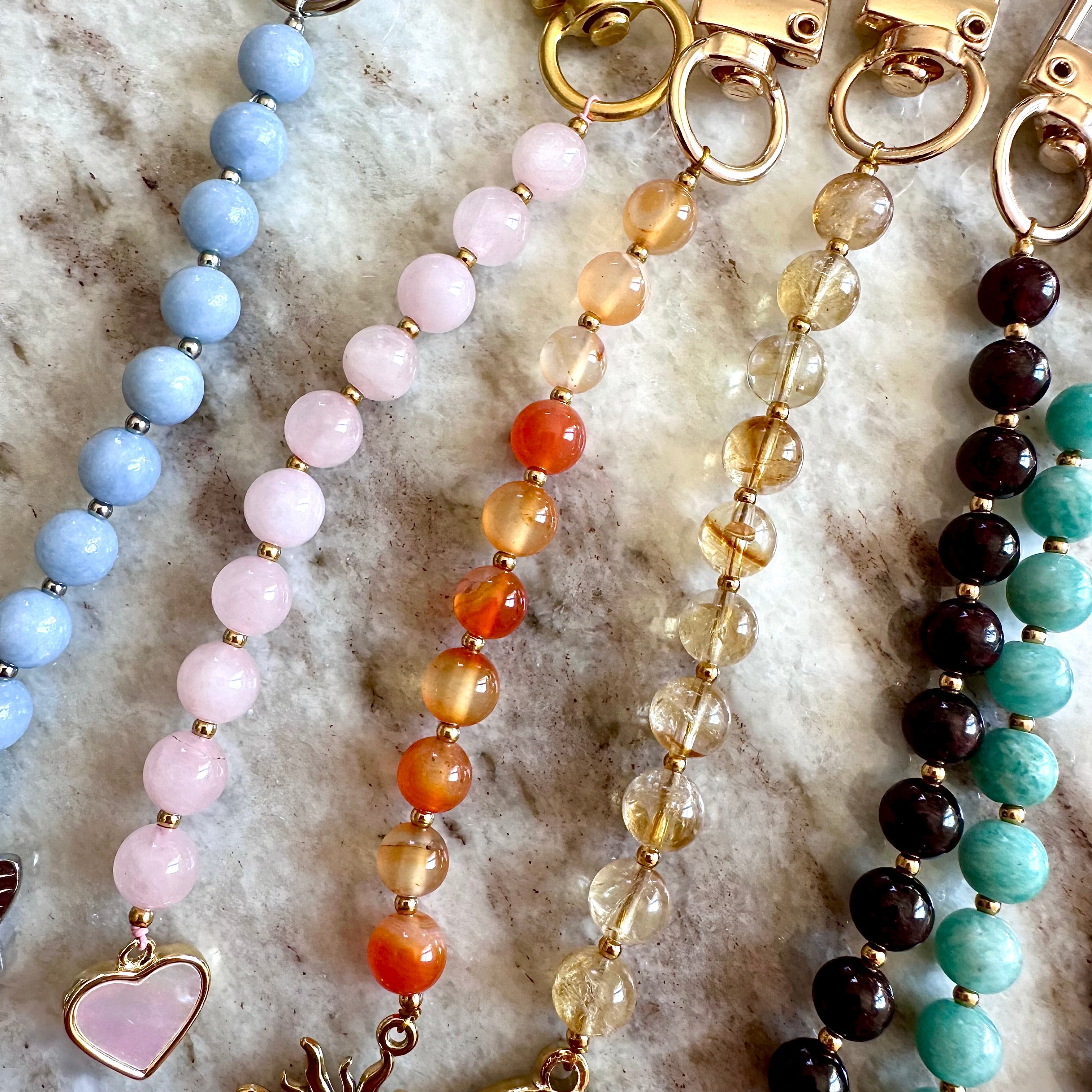 Ligne de perles naturelles et charms au choix