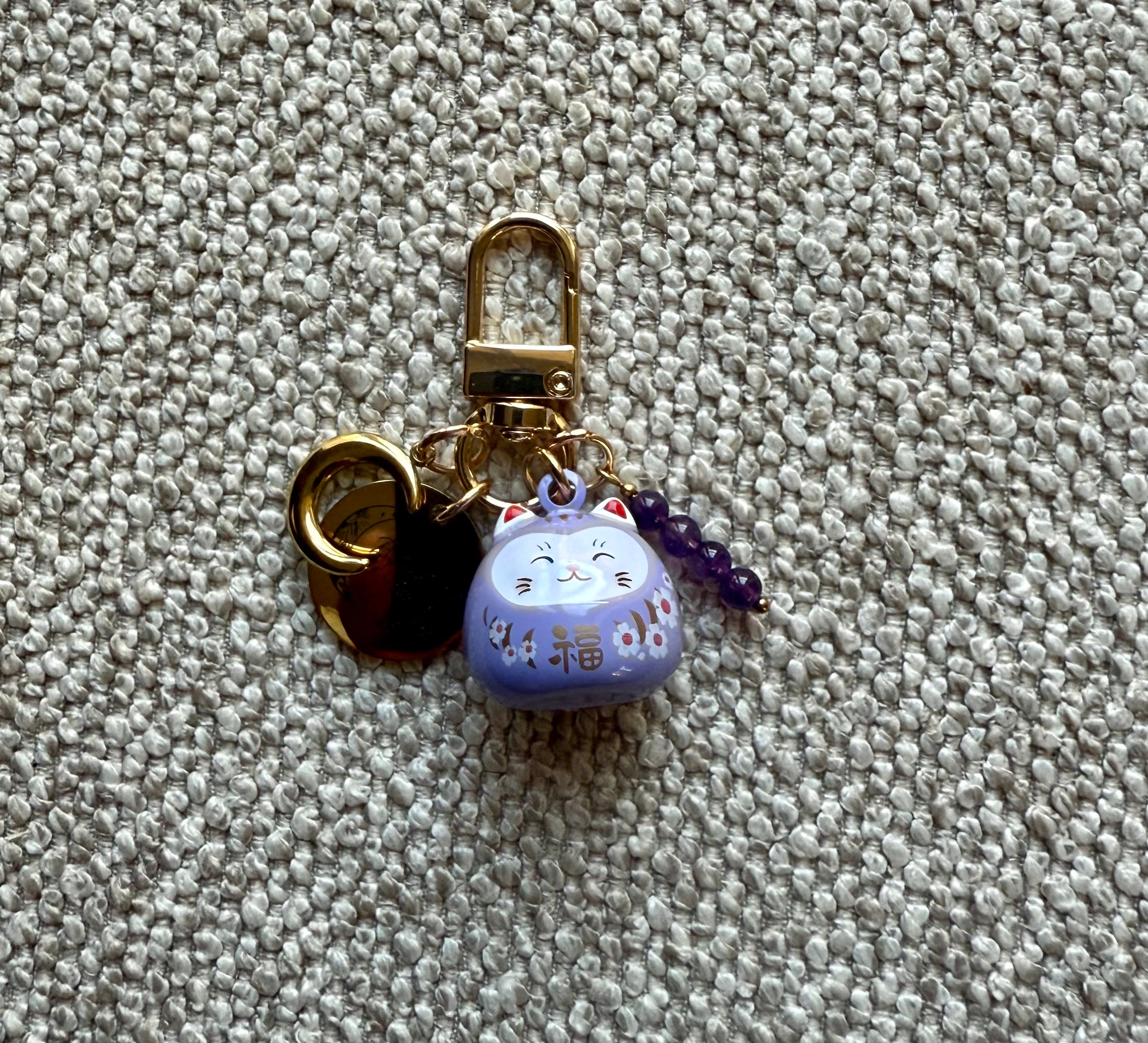 Chat intuition avec croissant de lune et perles améthyste à clip