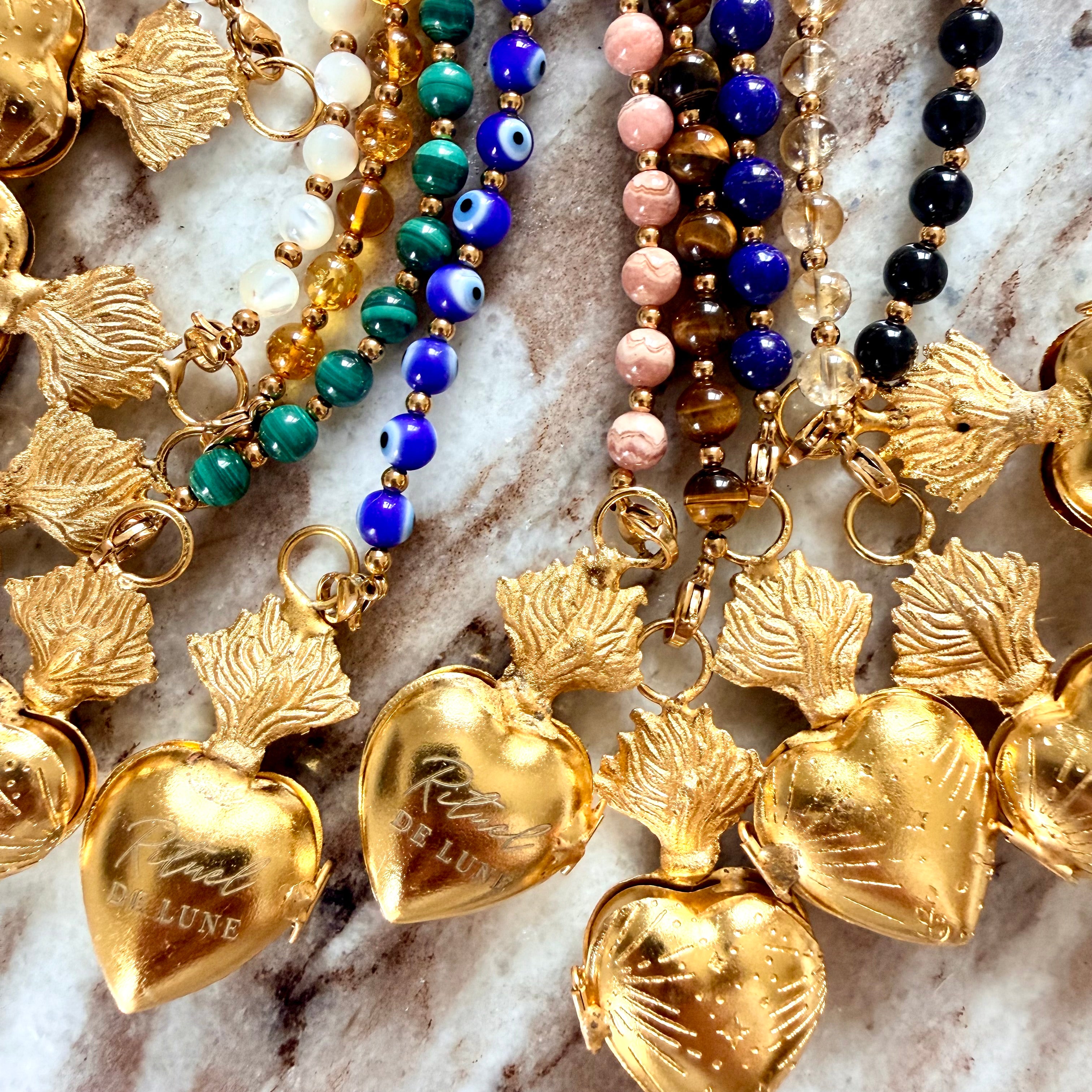 Talisman Ex-Voto avec sa ligne de perles