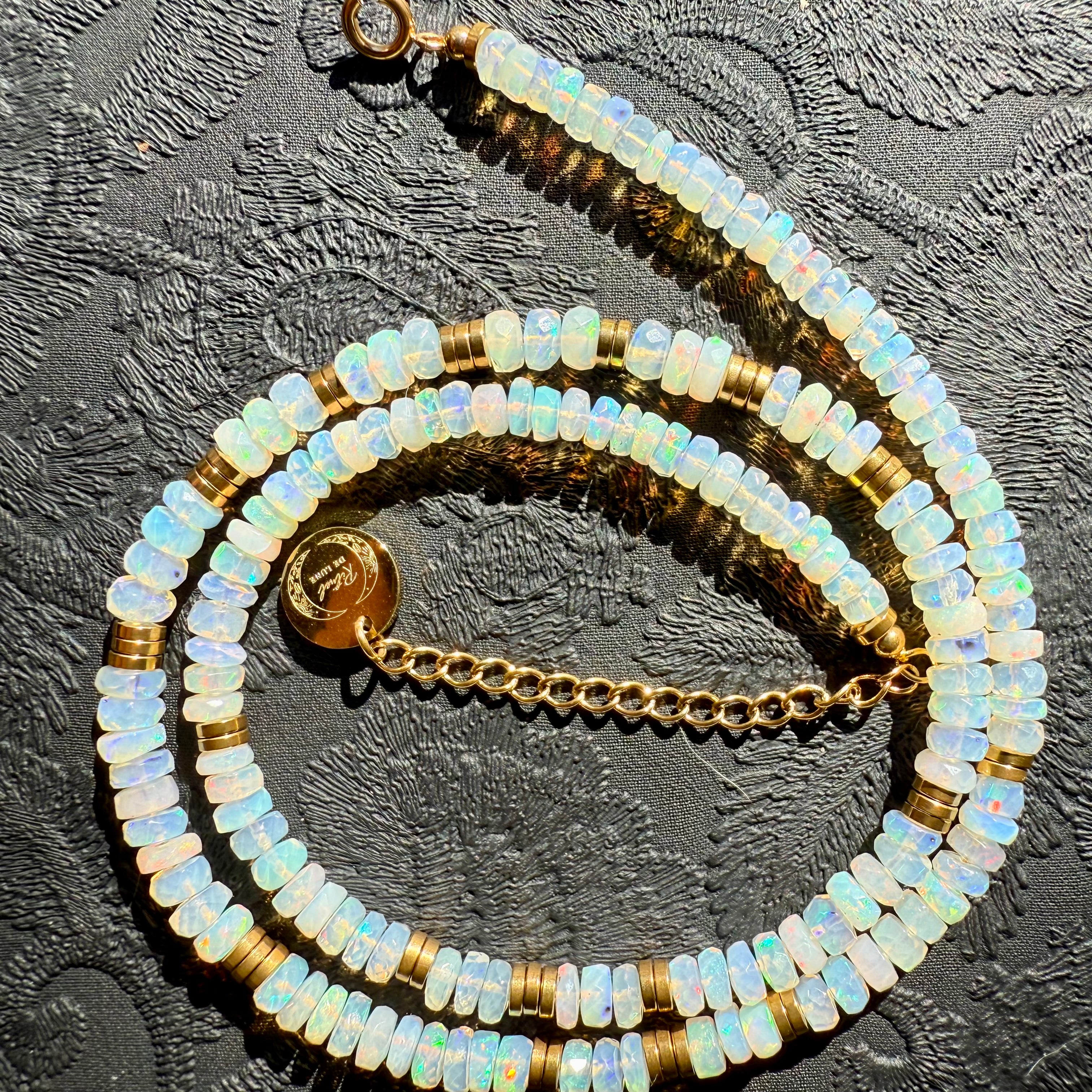 Collier d’exception en perles d’opale naturelles de qualité AAA