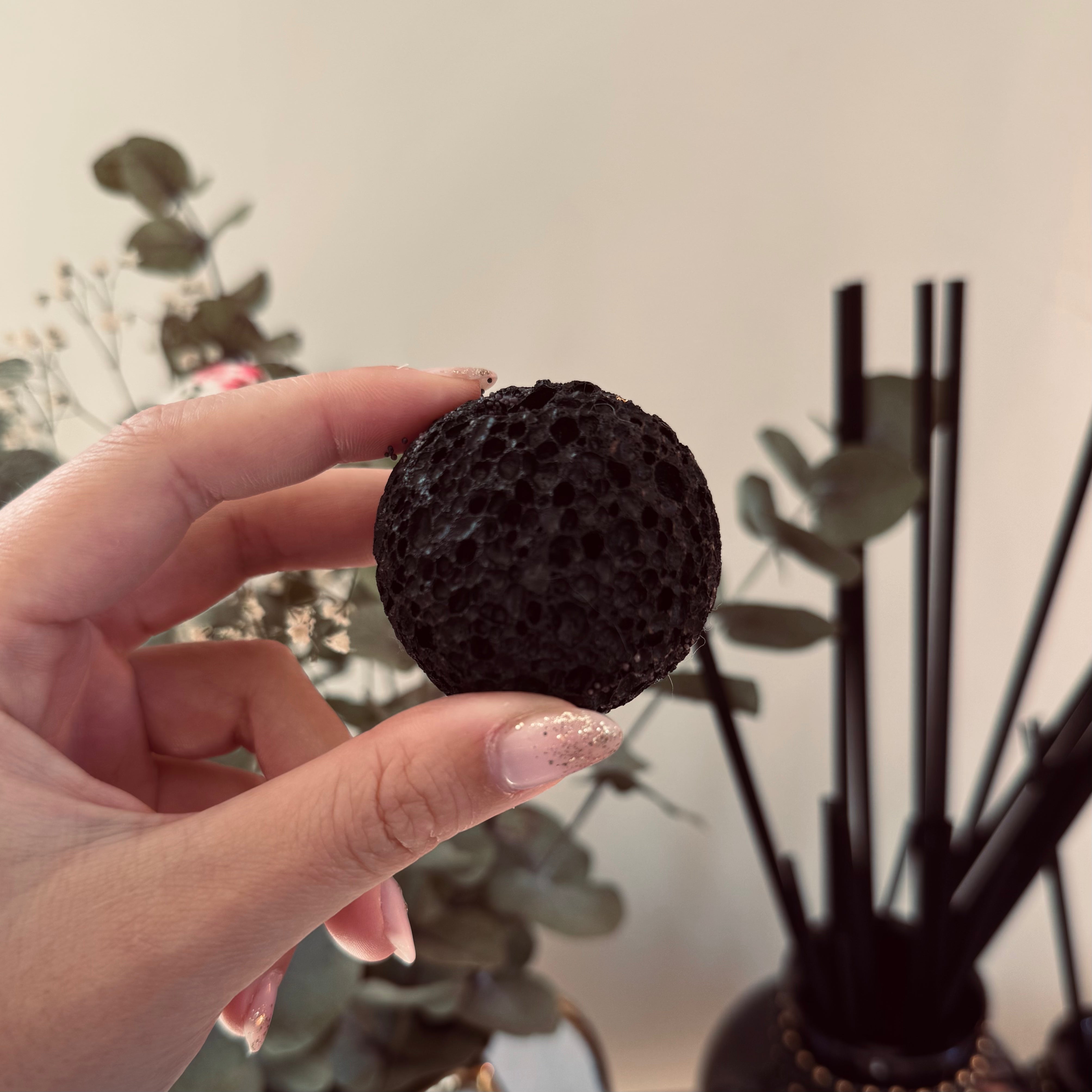 Sphère en pierre de lave naturelle