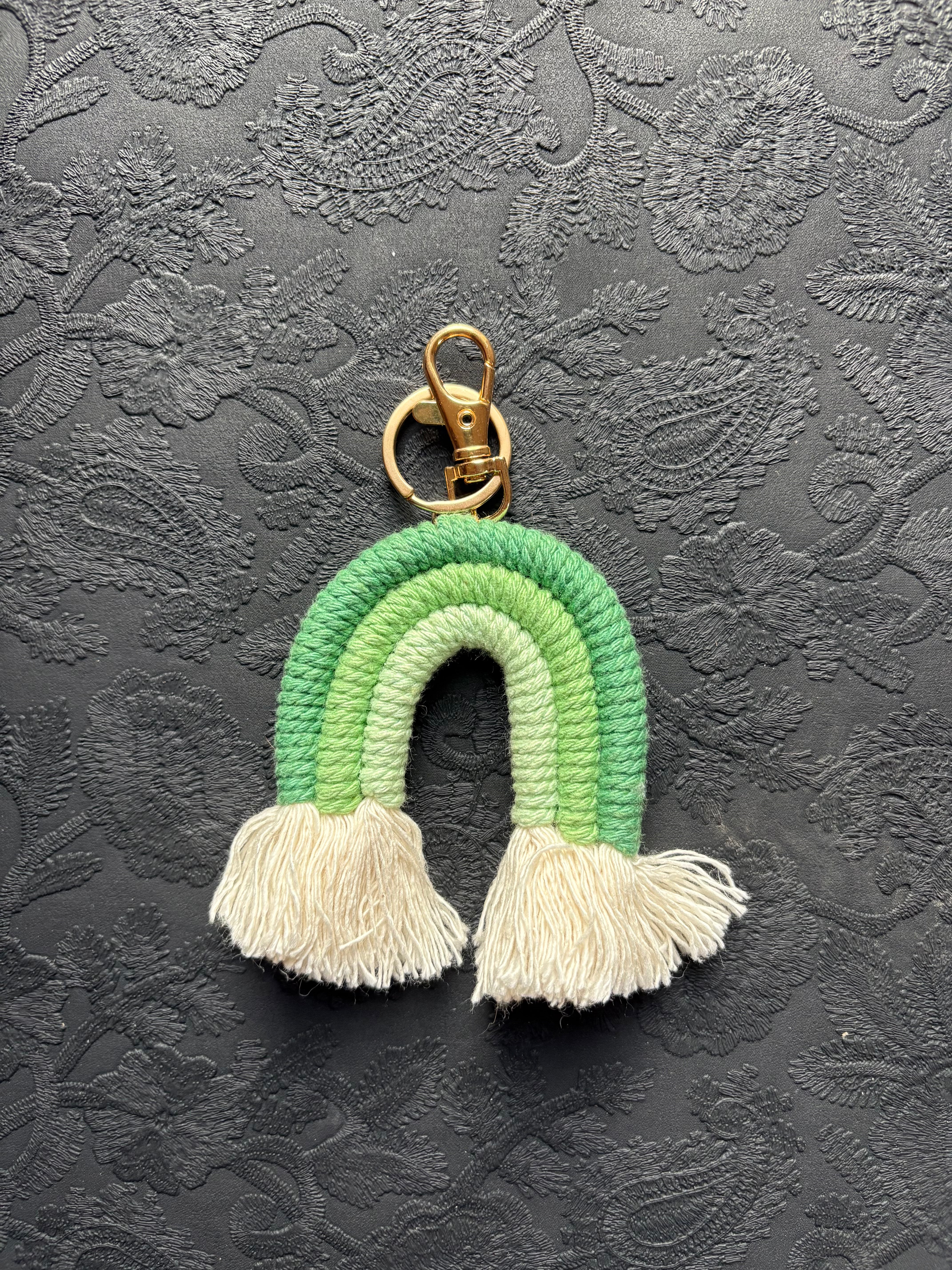 🌈 Grigri Arc-en-Ciel en Macramé – Chance