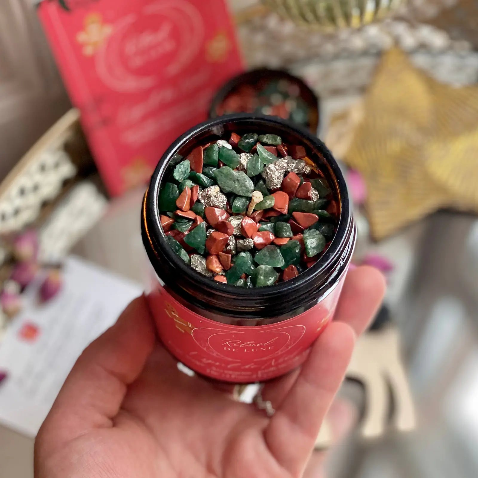 BOUGIE ESPRIT DE NOEL - Jaspe rouge-Aventurine-paillettes de Pyrite-Thé et Pain d’Épices • Rituel de Lune