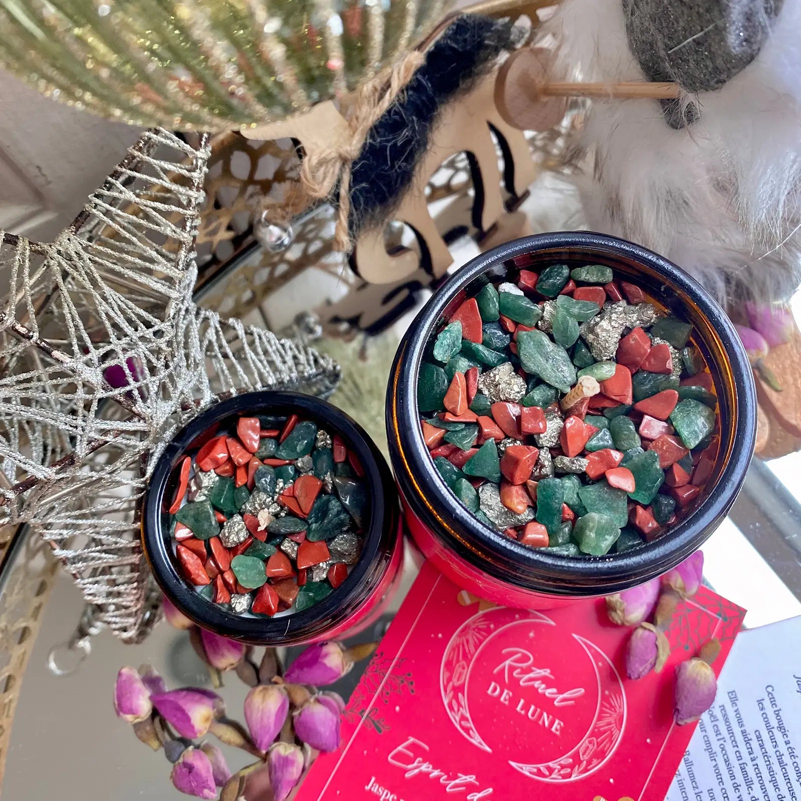 BOUGIE ESPRIT DE NOEL - Jaspe rouge-Aventurine-paillettes de Pyrite-Thé et Pain d’Épices • Rituel de Lune