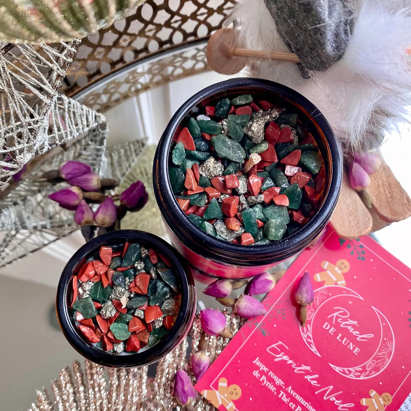 BOUGIE ESPRIT DE NOEL - Jaspe rouge-Aventurine-paillettes de Pyrite-Thé et Pain d’Épices • Rituel de Lune