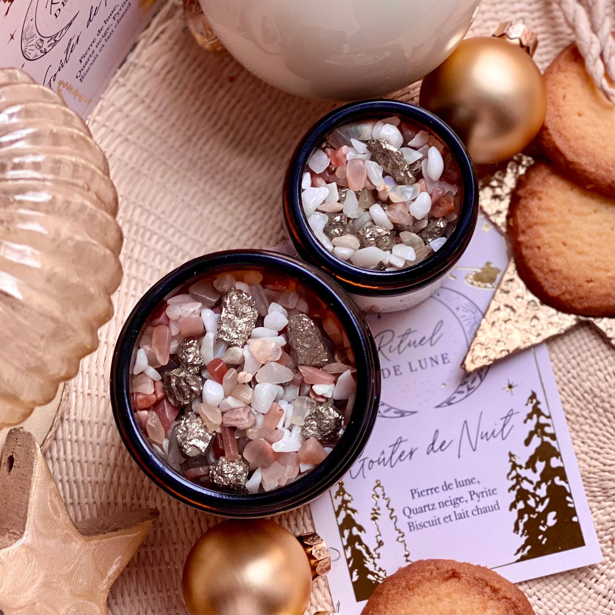 Bougie « Goûter de Noël » Quartz Neige, Pierre de Lune, Pyrite, Biscuit et Lait Chaud Ritueldelune 